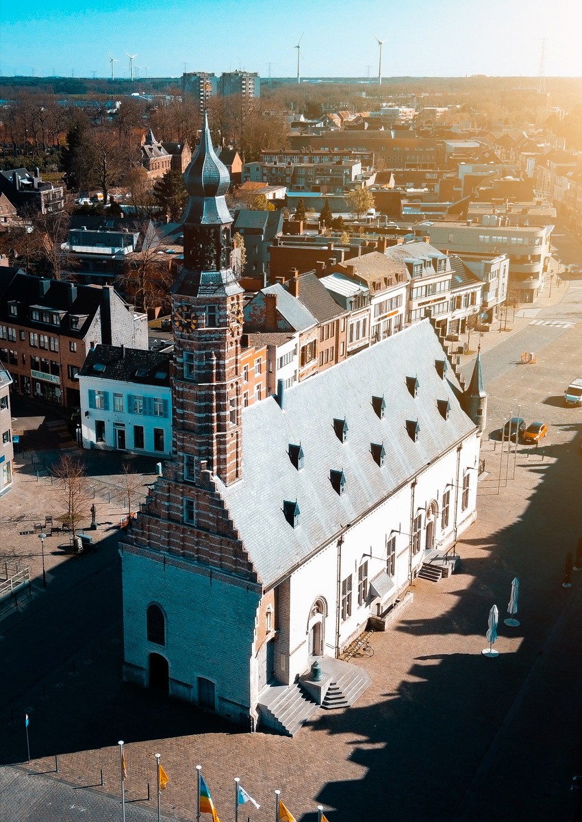 比利时 Herentals 市中心的布料交易大厅 De Lakenhal项目